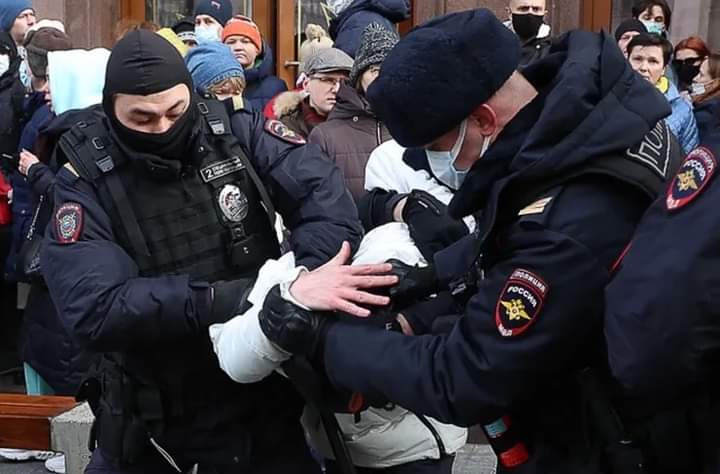 Путинские каратели задерживают участников акции против войны. Санкт-Петербург.